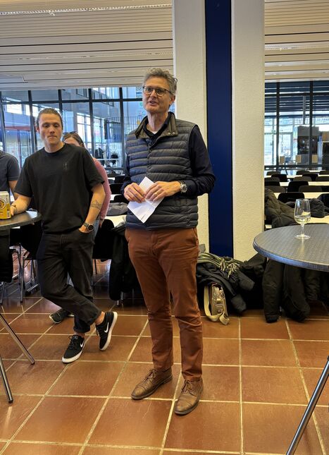 Bild 1: Reto von Euw, Dozent im Bereich Sanitärplanung, organisiert seit 12 Jahren informelle Alumni-Treffen für die Fachrichtung Gebäudetechnik. (Bilder: Daniela Hochradl, HSLU, IGE)